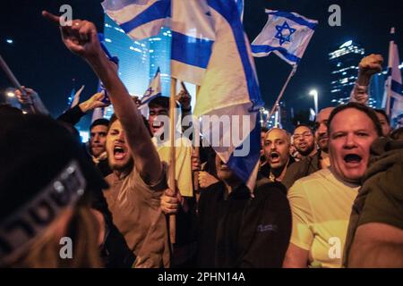 25. März 2023, Tel Aviv, Israel: Anti-Reform-Demonstranten schreien während einer Anti-Reform-Demonstration in Tel Aviv pro-Reform-Aktivisten an. Mehr als 230.000 Menschen protestieren in Tel Aviv gegen die rechtsextreme Regierung von Netanyahuâ€™und ihre umstrittene Rechtsreform. (Credit Image: © Matan Golan/SOPA Images via ZUMA Press Wire) NUR ZUR REDAKTIONELLEN VERWENDUNG! Nicht für den kommerziellen GEBRAUCH! Stockfoto