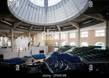 Berlin, Deutschland. 29. März 2023. Die Plenarsaal des Deutschen Bundestages, vor einer Regierungsbefragung in Berlin, 29. März 2023. Kredit: dpa/Alamy Live News Stockfoto