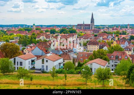 Panoramablick auf die Dächer der deutschen Stadt Regensburg. Stockfoto