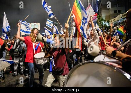 25. März 2023, Tel Aviv, Israel: Anti-Reform-Demonstranten winken Flaggen und Gesang, während sie während einer Anti-Reform-Demonstration in Tel Aviv die Autobahn von Ayalon blockieren. Mehr als 230.000 Menschen protestieren in Tel Aviv gegen die rechtsextreme Regierung von Netanyahuâ€™und ihre umstrittene Rechtsreform. (Credit Image: © Matan Golan/SOPA Images via ZUMA Press Wire) NUR ZUR REDAKTIONELLEN VERWENDUNG! Nicht für den kommerziellen GEBRAUCH! Stockfoto