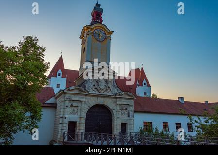 Sonnenaufgang über dem neuen Schloss in der deutschen Stadt Ingolstadt. Stockfoto