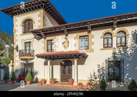 Altes Palasthaus mit typischem kantabrischen Turm in der Stadt Potes, Kantabrien, Spanien, Europa Stockfoto