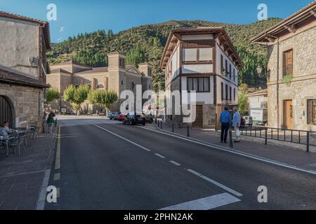 Allgemeiner Panoramablick auf die Straße nach Fuente De und die neue Kirche San Vicente in der Stadt Potes mit dem Berg im Hintergrund, Kantabrien. Stockfoto