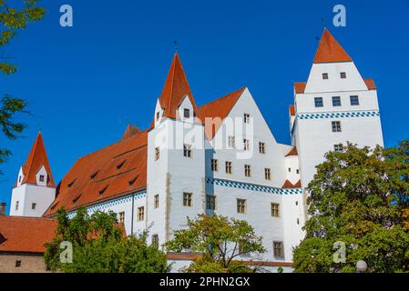 Sonniger Tag im Neuen Schloss in der deutschen Stadt Ingolstadt. Stockfoto