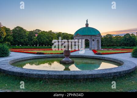 Sonnenaufgang auf den Diana-Tempel in der deutschen Stadt München. Stockfoto