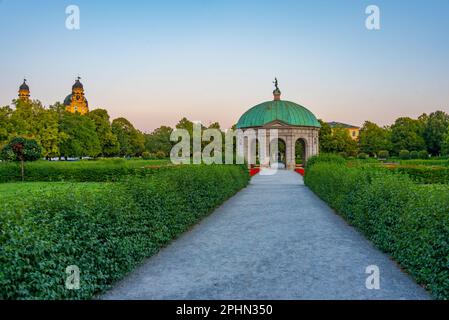 Sonnenaufgang auf den Diana-Tempel in der deutschen Stadt München. Stockfoto