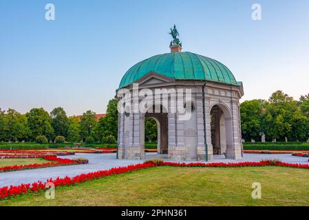 Sonnenaufgang auf den Diana-Tempel in der deutschen Stadt München. Stockfoto