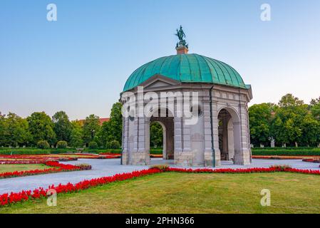 Sonnenaufgang auf den Diana-Tempel in der deutschen Stadt München. Stockfoto