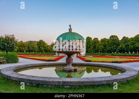 Sonnenaufgang auf den Diana-Tempel in der deutschen Stadt München. Stockfoto