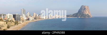 Calpe Town (Spanien) Panorama mit Penyal d'IFAC Berg am Horizont Stockfoto