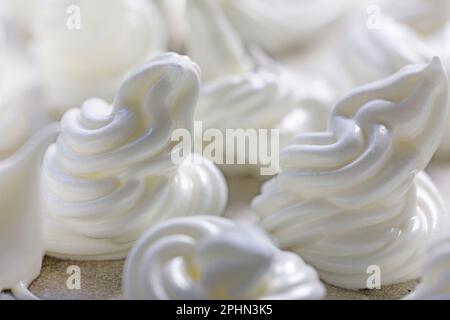 Nahaufnahme des klassischen weißen Baiser auf Folie vor dem Backen. Festliche Stimmung Stockfoto