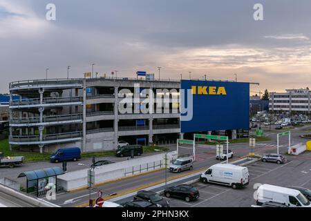 Carugate, Italien - 2023. märz - Panoramablick auf das Ikea-Geschäft Stockfoto