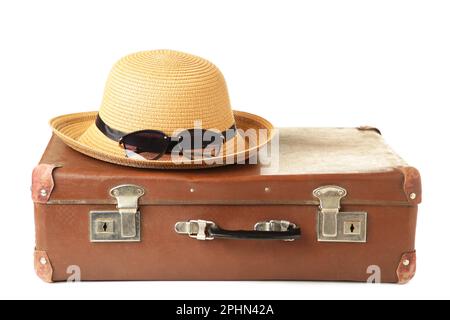 Alter Lederkoffer mit isoliertem Hut auf weißem Hintergrund. Draufsicht Stockfoto
