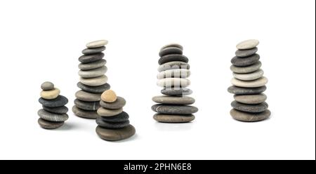 Steinpyramide isoliert, Pebbles Balance Pile, Harmony Zen Stones, Balance Stack auf weißem Hintergrund, Sea Pebble Pyramide, Relax and Peace Concept Stockfoto