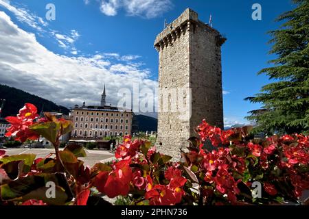 Enego: Der mittelalterliche Scaliger Tower und der Dorfplatz. Sette Comuni, Vicenza, Veneto, Italien. Stockfoto