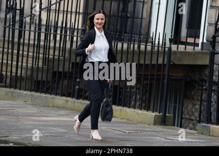 Mairi McAllan MSP trifft im Bute House in Edinburgh ein, vor der ersten Kabinettssitzung von Humza Yousaf, dem neu gewählten ersten Minister von Schottland. Bilddatum: Mittwoch, 29. März 2023. Stockfoto