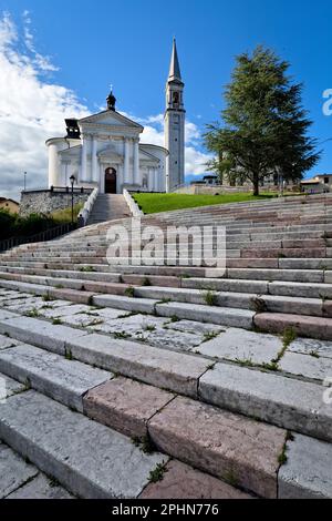 Die Erzpriesterkirche Santa Giustina Vergine e Martire ist als die Kathedrale von Enego bekannt. Sette Comuni, Venetien, Italien. Stockfoto