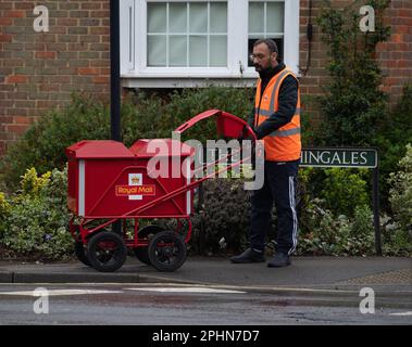 Maidenhead, Berkshire, Großbritannien. 29. März 2023. Ein Postangestellter auf einer Lieferung in Maidenhead, Berkshire. Nach einem Scheitern der Gespräche über die laufenden Streiks der Postangestellten von Royal Mail in einem langen Streit über Bezahlung und Arbeitsbedingungen droht die Royal Mail, die Royal Mail zu verwalten. Kredit: Maureen McLean/Alamy Live News Stockfoto