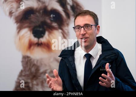 CEO Peter Laurie spricht vor den Medien bei Battersea Cats & Dogs Home ...