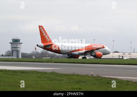 Southend auf Sea Essex, Großbritannien. 29. März 2023. Das erste easyJet-Flugzeug startete nach einer fast sechsmonatigen Pause von Southend. Die Fluggesellschaft kündigte ihre Basis am Flughafen Essex im August 2020, kehrte aber 2022 mit einer begrenzten Anzahl von Flügen bis Oktober 2022 zurück. Der Flug 09:20 nach Malaga beginnt eine neue Sommersaison mit Flügen nach Malaga Spanien, Faro Portugal, Palma de Mallorca Spanien und Amsterdam in den Niederlanden. Kredit: MARTIN DALTON/Alamy Live News Stockfoto