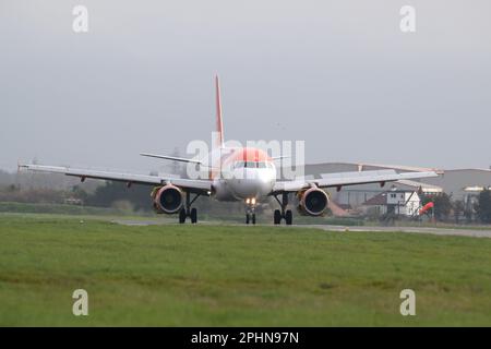 Southend auf Sea Essex, Großbritannien. 29. März 2023. Das erste easyJet-Flugzeug startete nach einer fast sechsmonatigen Pause von Southend. Die Fluggesellschaft kündigte ihre Basis am Flughafen Essex im August 2020, kehrte aber 2022 mit einer begrenzten Anzahl von Flügen bis Oktober 2022 zurück. Der Flug 09:20 nach Malaga beginnt eine neue Sommersaison mit Flügen nach Malaga Spanien, Faro Portugal, Palma de Mallorca Spanien und Amsterdam in den Niederlanden. Kredit: MARTIN DALTON/Alamy Live News Stockfoto