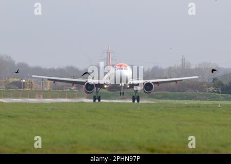 Southend auf Sea Essex, Großbritannien. 29. März 2023. Das erste easyJet-Flugzeug startete nach einer fast sechsmonatigen Pause von Southend. Die Fluggesellschaft kündigte ihre Basis am Flughafen Essex im August 2020, kehrte aber 2022 mit einer begrenzten Anzahl von Flügen bis Oktober 2022 zurück. Der Flug 09:20 nach Malaga beginnt eine neue Sommersaison mit Flügen nach Malaga Spanien, Faro Portugal, Palma de Mallorca Spanien und Amsterdam in den Niederlanden. Kredit: MARTIN DALTON/Alamy Live News Stockfoto