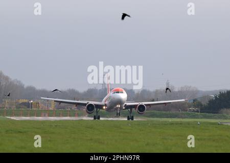 Southend auf Sea Essex, Großbritannien. 29. März 2023. Das erste easyJet-Flugzeug startete nach einer fast sechsmonatigen Pause von Southend. Die Fluggesellschaft kündigte ihre Basis am Flughafen Essex im August 2020, kehrte aber 2022 mit einer begrenzten Anzahl von Flügen bis Oktober 2022 zurück. Der Flug 09:20 nach Malaga beginnt eine neue Sommersaison mit Flügen nach Malaga Spanien, Faro Portugal, Palma de Mallorca Spanien und Amsterdam in den Niederlanden. Kredit: MARTIN DALTON/Alamy Live News Stockfoto