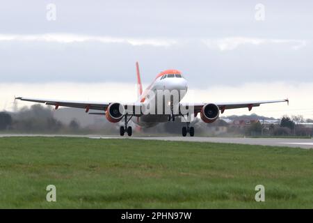 Southend auf Sea Essex, Großbritannien. 29. März 2023. Das erste easyJet-Flugzeug startete nach einer fast sechsmonatigen Pause von Southend. Die Fluggesellschaft kündigte ihre Basis am Flughafen Essex im August 2020, kehrte aber 2022 mit einer begrenzten Anzahl von Flügen bis Oktober 2022 zurück. Der Flug 09:20 nach Malaga beginnt eine neue Sommersaison mit Flügen nach Malaga Spanien, Faro Portugal, Palma de Mallorca Spanien und Amsterdam in den Niederlanden. Kredit: MARTIN DALTON/Alamy Live News Stockfoto