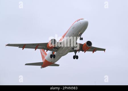 Southend auf Sea Essex, Großbritannien. 29. März 2023. Das erste easyJet-Flugzeug startete nach einer fast sechsmonatigen Pause von Southend. Die Fluggesellschaft kündigte ihre Basis am Flughafen Essex im August 2020, kehrte aber 2022 mit einer begrenzten Anzahl von Flügen bis Oktober 2022 zurück. Der Flug 09:20 nach Malaga beginnt eine neue Sommersaison mit Flügen nach Malaga Spanien, Faro Portugal, Palma de Mallorca Spanien und Amsterdam in den Niederlanden. Kredit: MARTIN DALTON/Alamy Live News Stockfoto