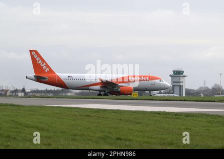 Southend auf Sea Essex, Großbritannien. 29. März 2023. Das erste easyJet-Flugzeug startete nach einer fast sechsmonatigen Pause von Southend. Die Fluggesellschaft kündigte ihre Basis am Flughafen Essex im August 2020, kehrte aber 2022 mit einer begrenzten Anzahl von Flügen bis Oktober 2022 zurück. Der Flug 09:20 nach Malaga beginnt eine neue Sommersaison mit Flügen nach Malaga Spanien, Faro Portugal, Palma de Mallorca Spanien und Amsterdam in den Niederlanden. Kredit: MARTIN DALTON/Alamy Live News Stockfoto