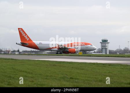 Southend auf Sea Essex, Großbritannien. 29. März 2023. Das erste easyJet-Flugzeug startete nach einer fast sechsmonatigen Pause von Southend. Die Fluggesellschaft kündigte ihre Basis am Flughafen Essex im August 2020, kehrte aber 2022 mit einer begrenzten Anzahl von Flügen bis Oktober 2022 zurück. Der Flug 09:20 nach Malaga beginnt eine neue Sommersaison mit Flügen nach Malaga Spanien, Faro Portugal, Palma de Mallorca Spanien und Amsterdam in den Niederlanden. Kredit: MARTIN DALTON/Alamy Live News Stockfoto