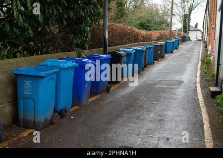 Maidenhead, Berkshire, Großbritannien. 29. März 2023. Blaue Mülltonnen stehen auf einer Straße in Maidenhead. Die Regierung erwägt Berichten zufolge, die Abfallsammlung im gesamten Vereinigten Königreich zu standardisieren. So sammeln beispielsweise einige Gemeinderäte Lebensmittelabfälle, andere Gemeinderäte in der Nähe hingegen nicht. Einige Räte gestatten, dass gemischte Papier-, Glas- und Kunststoffverpackungen in einen Mülleimer gelangen, während andere die Haushalte auffordern, ihr Recycling zu trennen. Kredit: Maureen McLean/Alamy Live News Stockfoto