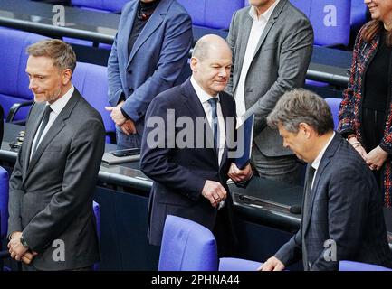 Berlin, Deutschland. 29. März 2023. Bundeskanzler Olaf Scholz (SPD, M) nimmt an der Befragung der Bundesregierung im Bundestag Teil, neben Christian Lindner (FDP, l), Bundesminister für Finanzen, und Robert Habeck (Bündnis 90/die Grünen, r), Bundesminister für Wirtschaft und Klimaschutz. Kredit: Kay Nietfeld/dpa/Alamy Live News Stockfoto