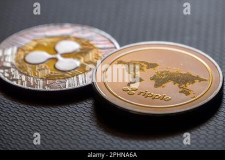 Eine Nahaufnahme von Kryptomünzen auf schwarzer Oberfläche - Konzept von Geld und Finanzen Stockfoto