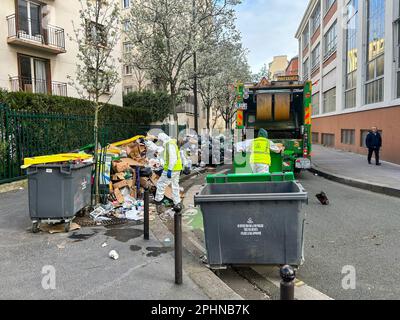 Paris, Frankreich, französischer Müllarbeiter Streik, Müllhaufen auf der Straßenszene, 2023, "Municipal Waste » Containers paris Stockfoto