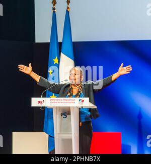 Paris, Frankreich, Christiane Taubira, französische Politikerin, auf der Bühne, Eine Rede auf der öffentlichen Versammlung der Sozialistischen Partei zur Bekämpfung des Extremismus, Heating Arms, 2013 Stockfoto