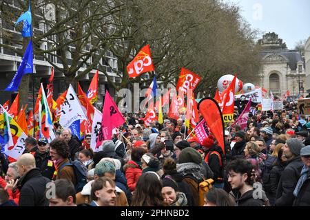 Lille, Frankreich, 28. März 2023.ein weiterer Tag der Streiks und Proteste gegen die Rentenreformen in ganz Frankreich.das Rentenalter ist von 62 auf 64 gestiegen. Stockfoto