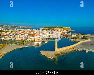 Luftaufnahme des venezianischen Hafens in der griechischen Stadt Rethimno, Kreta. Stockfoto