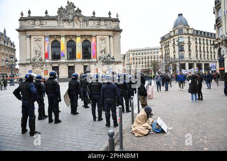 Lille, Frankreich, 28. März 2023.ein weiterer Tag der Streiks und Proteste gegen die Rentenreformen in ganz Frankreich.das Rentenalter ist von 62 auf 64 gestiegen. Stockfoto