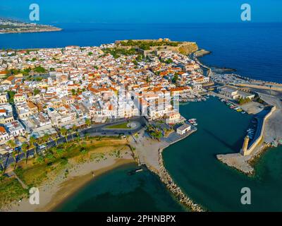 Luftaufnahme des venezianischen Hafens in der griechischen Stadt Rethimno, Kreta. Stockfoto