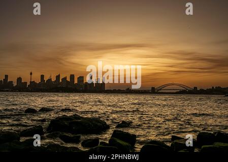 Skyline von Sydney bei Sonnenuntergang mit Silhouette aus Opernhaus, Harbour Bridge, Sydney Tower Eye und anderen Wahrzeichen der Stadt. Stockfoto