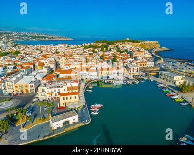 Luftaufnahme des venezianischen Hafens in der griechischen Stadt Rethimno, Kreta. Stockfoto