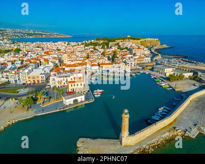 Luftaufnahme des venezianischen Hafens in der griechischen Stadt Rethimno, Kreta. Stockfoto