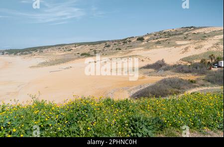 Der Turm von flumentorgiu ist nur wenige Schritte vom Strand von torre dei corsari im Süden sardiniens entfernt Stockfoto