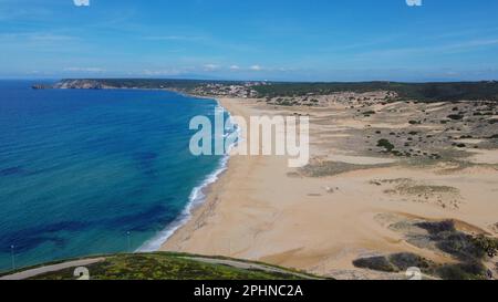 Der Turm von flumentorgiu ist nur wenige Schritte vom Strand von torre dei corsari im Süden sardiniens entfernt Stockfoto