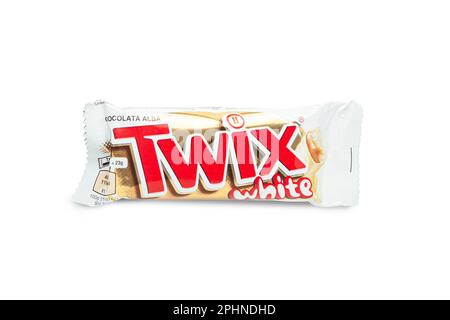 CHISINAU, MOLDAWIEN - 12. MÄRZ 2023: Weiße Twix-Karamell-Shortbread-Schokolade isoliert auf weißem Hintergrund. Twix ist eine Marke amerikanischer Unternehmen. Geistreich Stockfoto