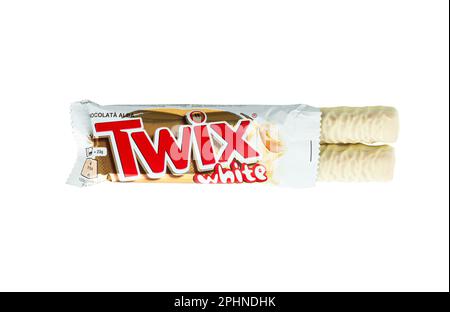 CHISINAU, MOLDAWIEN - 12. MÄRZ 2023: Eröffnetes White Twix Caramel Cookie Bars Paket mit zwei teilweise verzehrten Bars, die isoliert auf weißem Hintergrund stehen Stockfoto