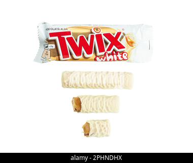 CHISINAU, MOLDAWIEN - 12. MÄRZ 2023: Eröffnetes White Twix Caramel Cookie Bars Paket mit zwei teilweise verzehrten Bars, die isoliert auf weißem Hintergrund stehen Stockfoto