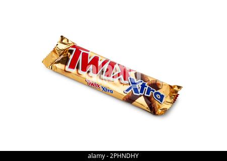 CHISINAU, MOLDAWIEN - 12. MÄRZ 2023: Twix Xtra Cookie Bar vor dem Hotel, isoliert auf weißem Hintergrund. Mit Beschneidungspfad. Twix-Riegel werden von Mars in hergestellt Stockfoto