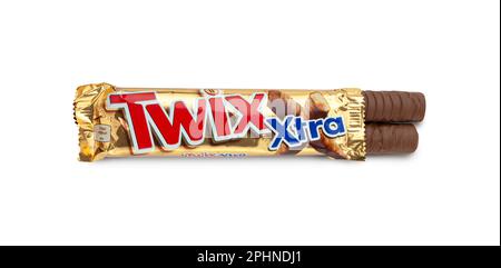 CHISINAU, MOLDAWIEN - 12. MÄRZ 2023: Twix Xtra Cookie Bars-Paket eröffnet mit zwei teilweise verzehrten Bars isoliert auf weißem Hintergrund. Mit cl Stockfoto